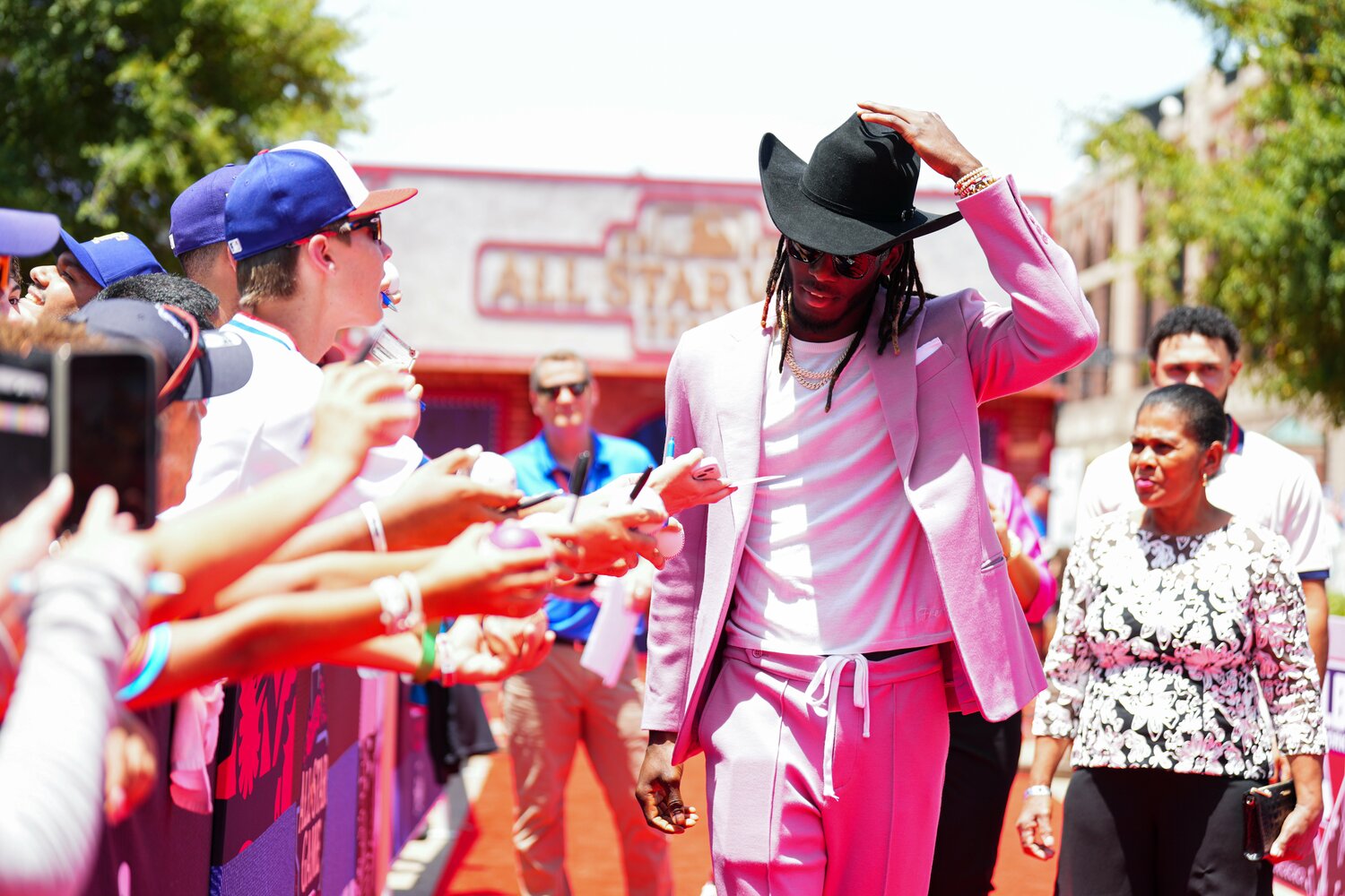 同じくレッドカーペットでのエリー・デラクルーズ。ピンクのセットアップでキメていた　©Getty Images