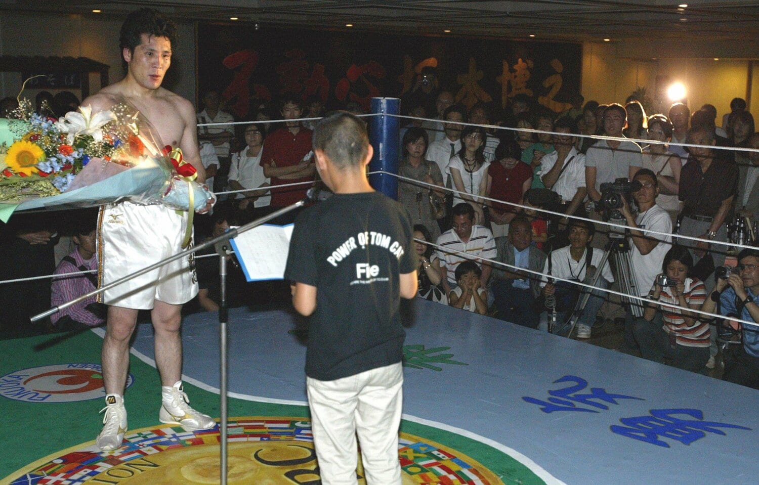 福岡市内で行われた引退式。和白青松園の子どもから感謝の言葉を贈られる　©Koh Tanaka