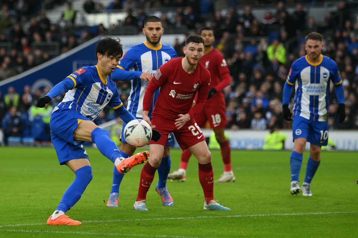 1月末、リバプール戦での三笘のスーパーゴール（1／2枚）。エストゥピニャンのクロスボールをトラップした後、キックフェイントで相手DFジョー・ゴメスをかわす　©Getty Images