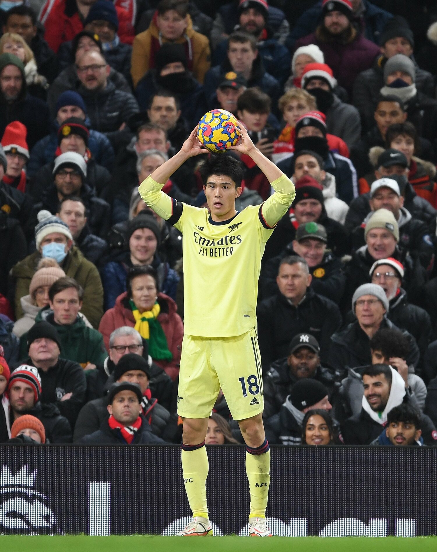 敵地でスローインする冨安　©Getty Images