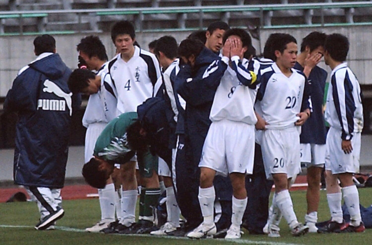 さまざまな思いを胸に選手権に臨んだ水島工業の選手たち。結果は1回戦敗退、試合後は涙に暮れた（2002年12月31日）　©︎KYODO