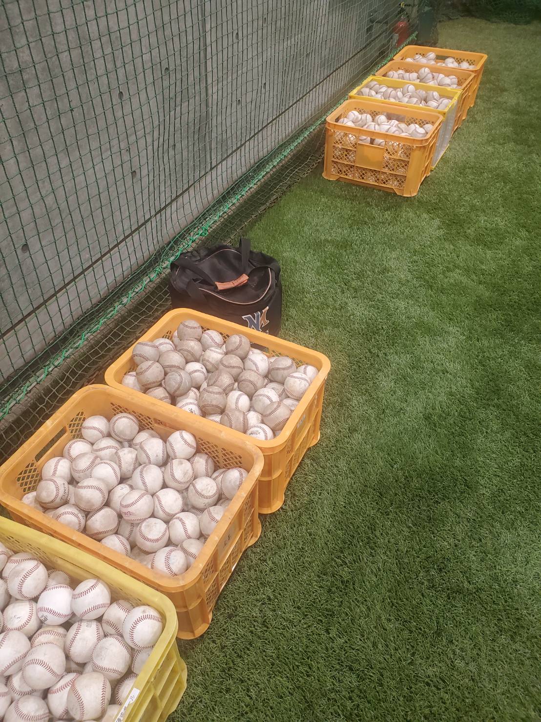 経営面ではまだ不透明な部分もあり、使い古しのボールも大切に使用している　©Shunsaku Sakai