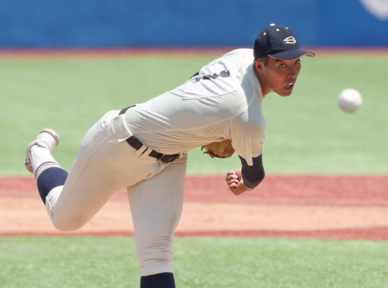 篠崎国忠投手は192cmの大型右腕。修徳高は東東京大会準々決勝で岩倉高に1-8で敗れた　©︎Sankei Shimbun