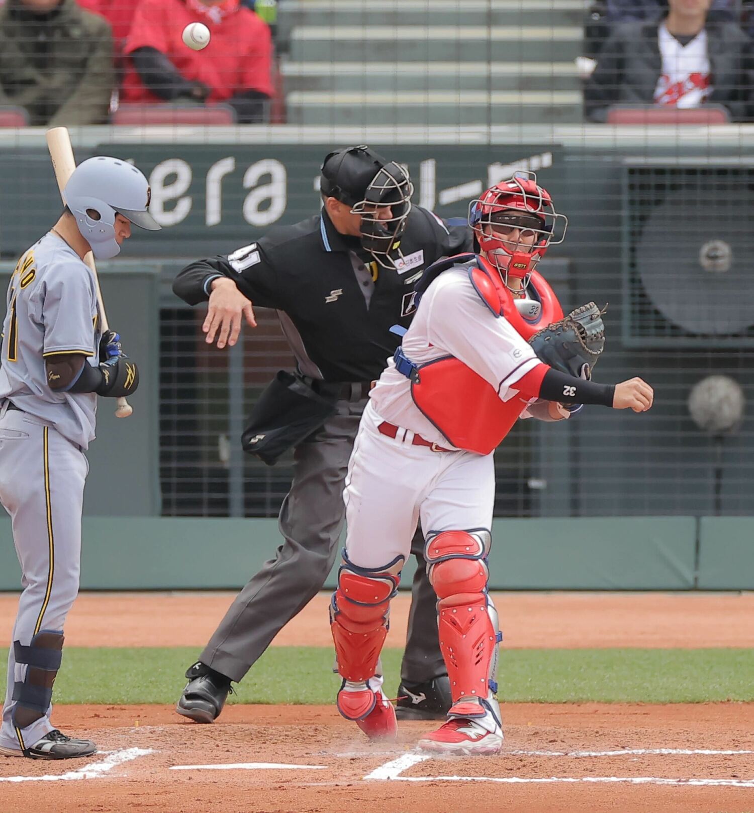 阪神に勝利した3月30日の試合で近本光司の盗塁を阻止する石原　©SANKEI SHIMBUN