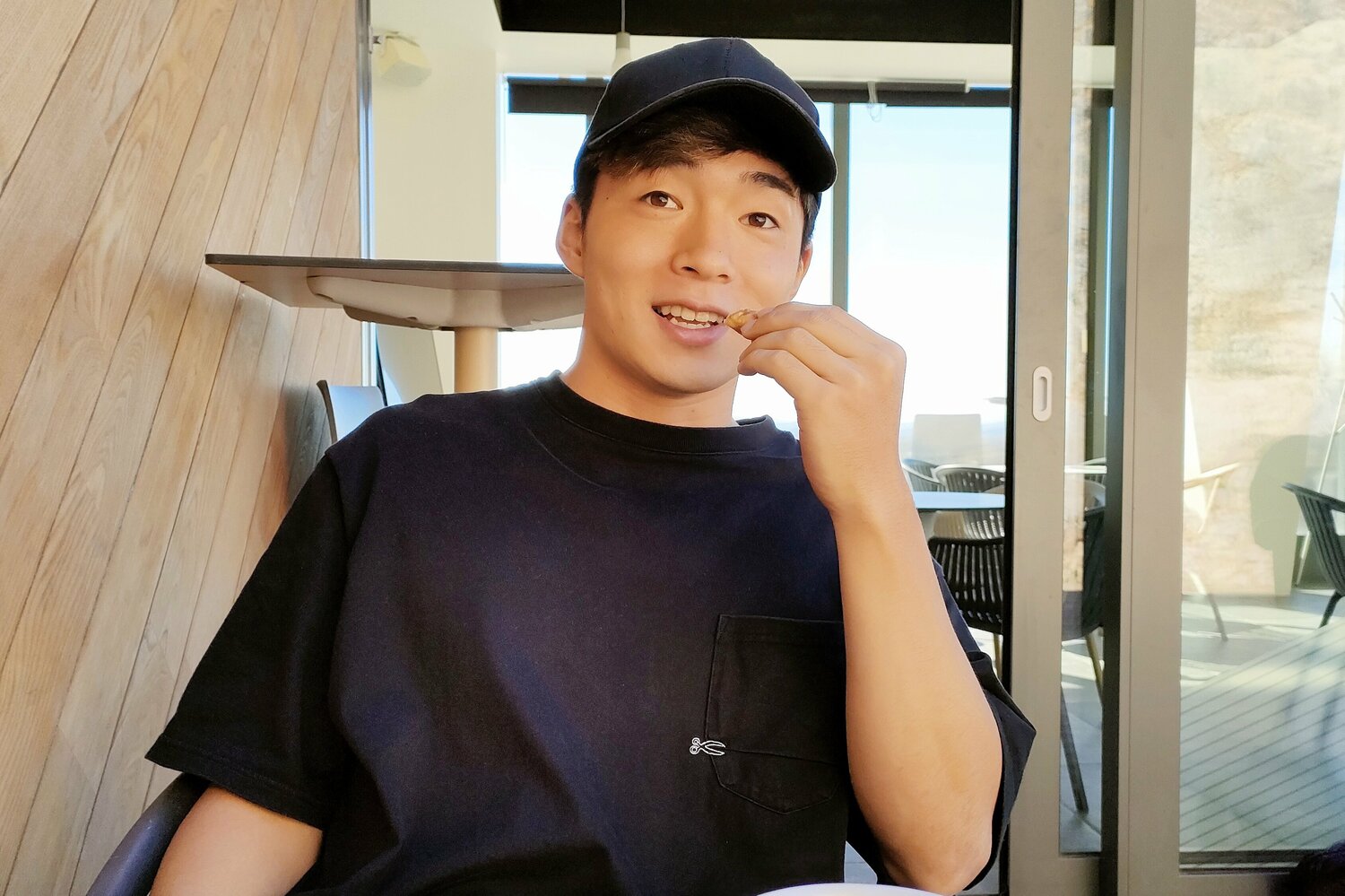 インタビュー中、シベニク名産の干しイチジクを食べながら　©Yasuyuki Nagatsuka