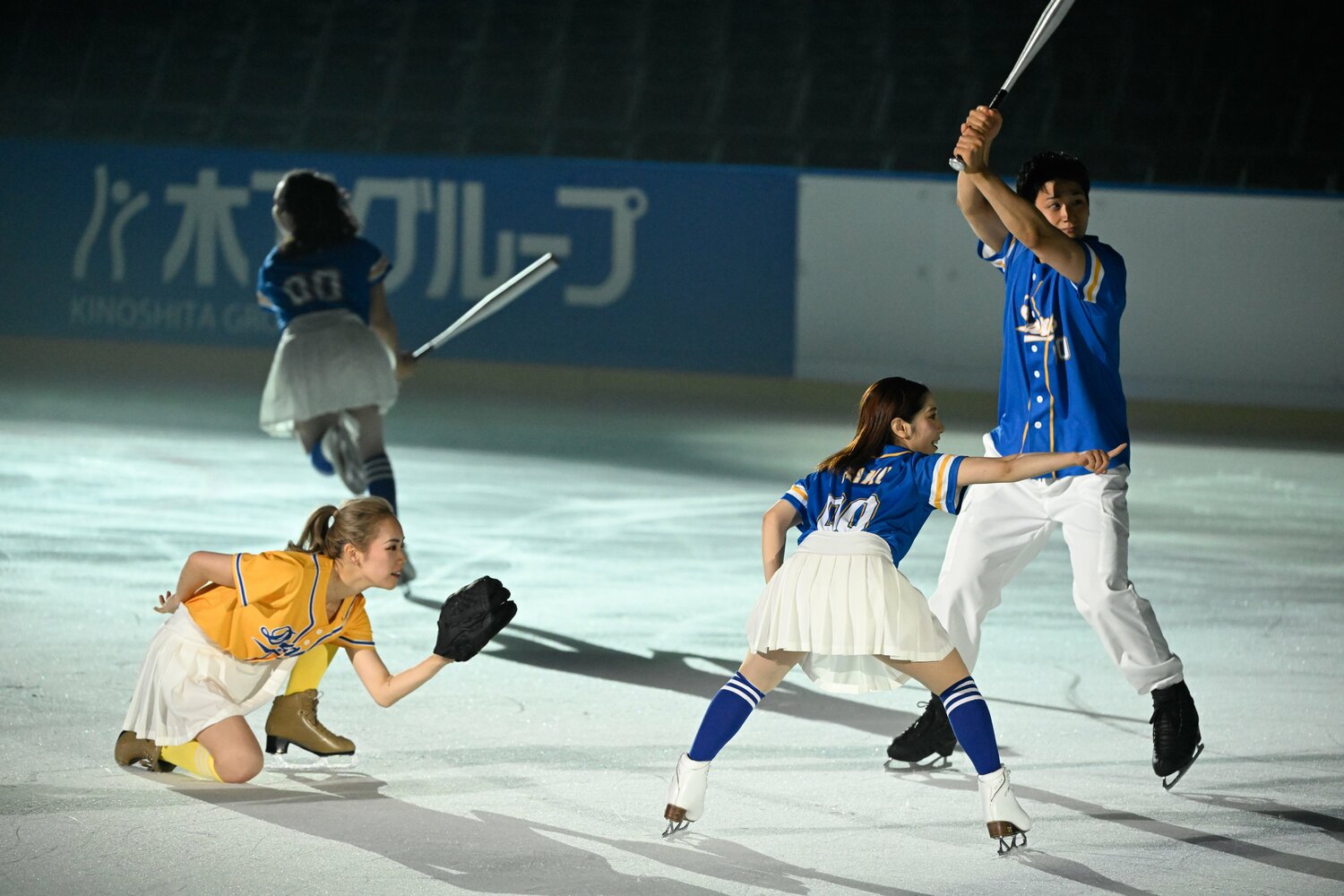 木原が氷上でバットを構えるシーンも　©️Asami Enomoto