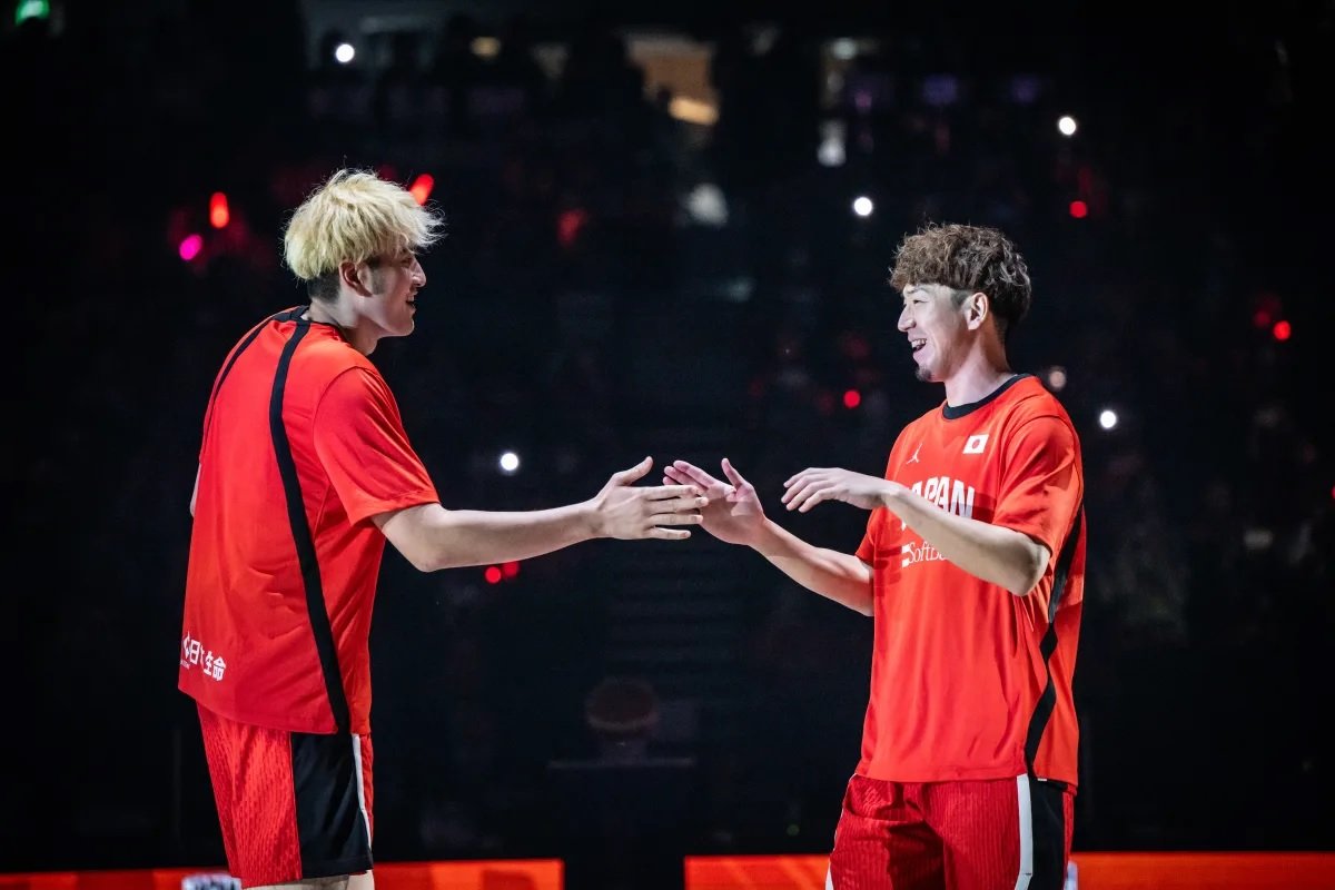 現在はチームメイトを鼓舞するなどホーバスHCをして「わかっている選手」と評される比江島　©FIBA