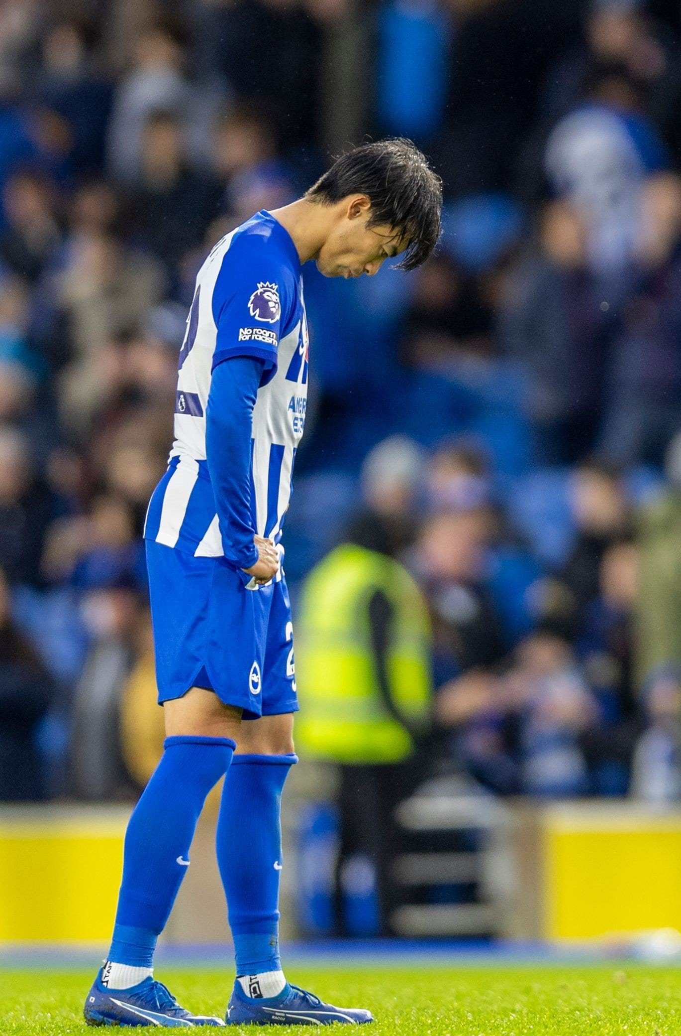 11月12日のシェフィールド戦。前節まで最下位だったチーム相手に1－1引き分けに終わり、試合後に肩を落とす三笘　©AFLO