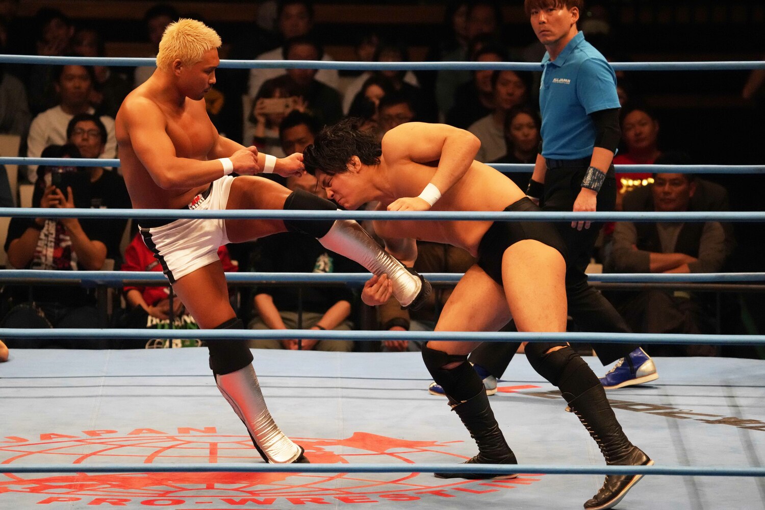 キックを放った中嶋勝彦の足を取りにいく安齊勇馬　©Essei Hara