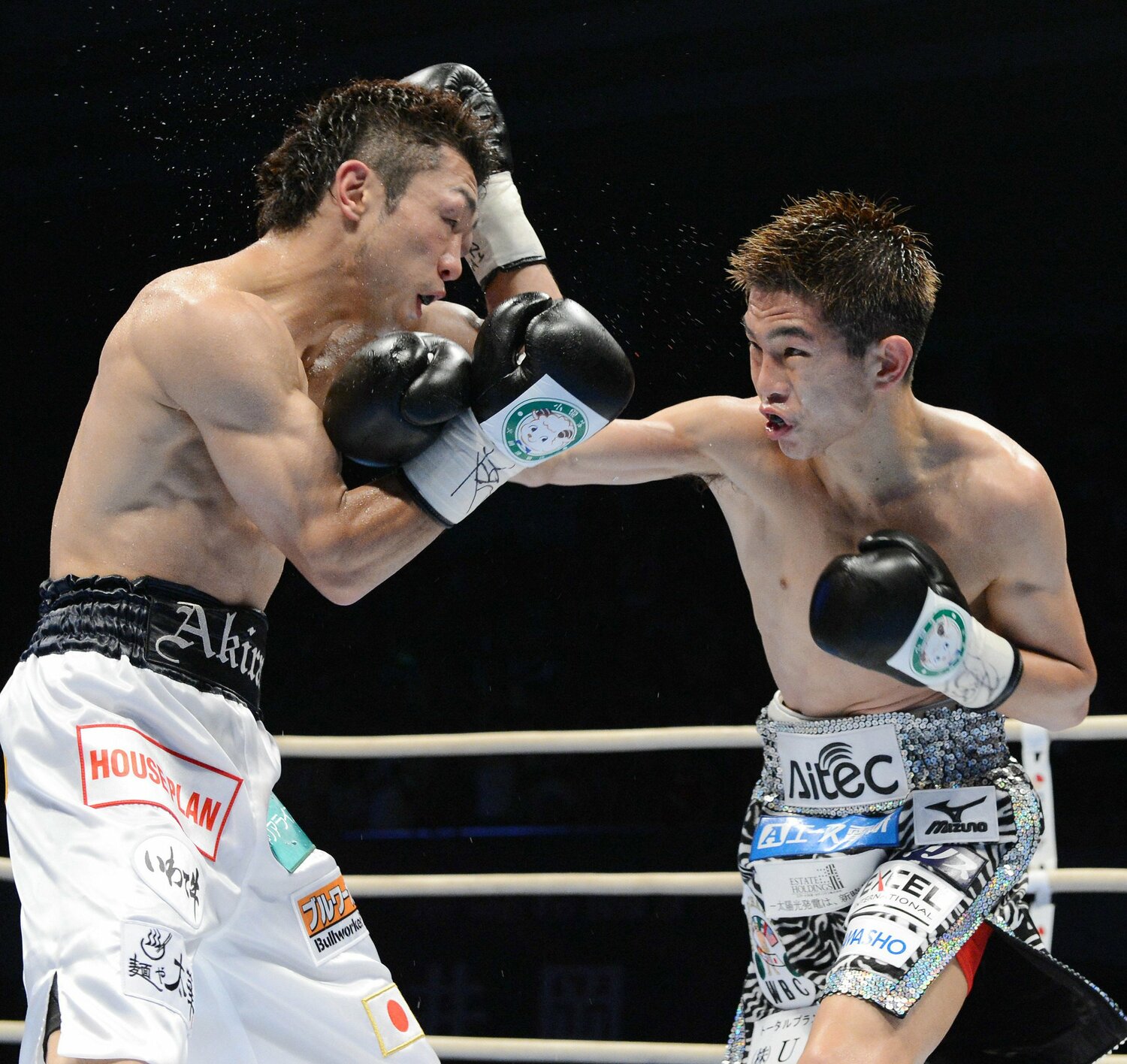 井岡の猛攻を受ける八重樫。左目が塞がった状態で戦っていた　©JIJI PRESS