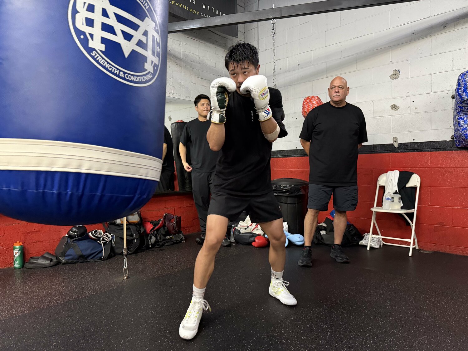 サンドバッグを叩く中谷潤人　©Yuriko Miyata