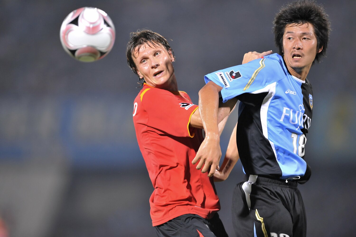 元ノルウェー代表の名古屋FWヨンセン（左）と競り合う新人時代の横山さん（2008年）©︎Tamon Matsuzono