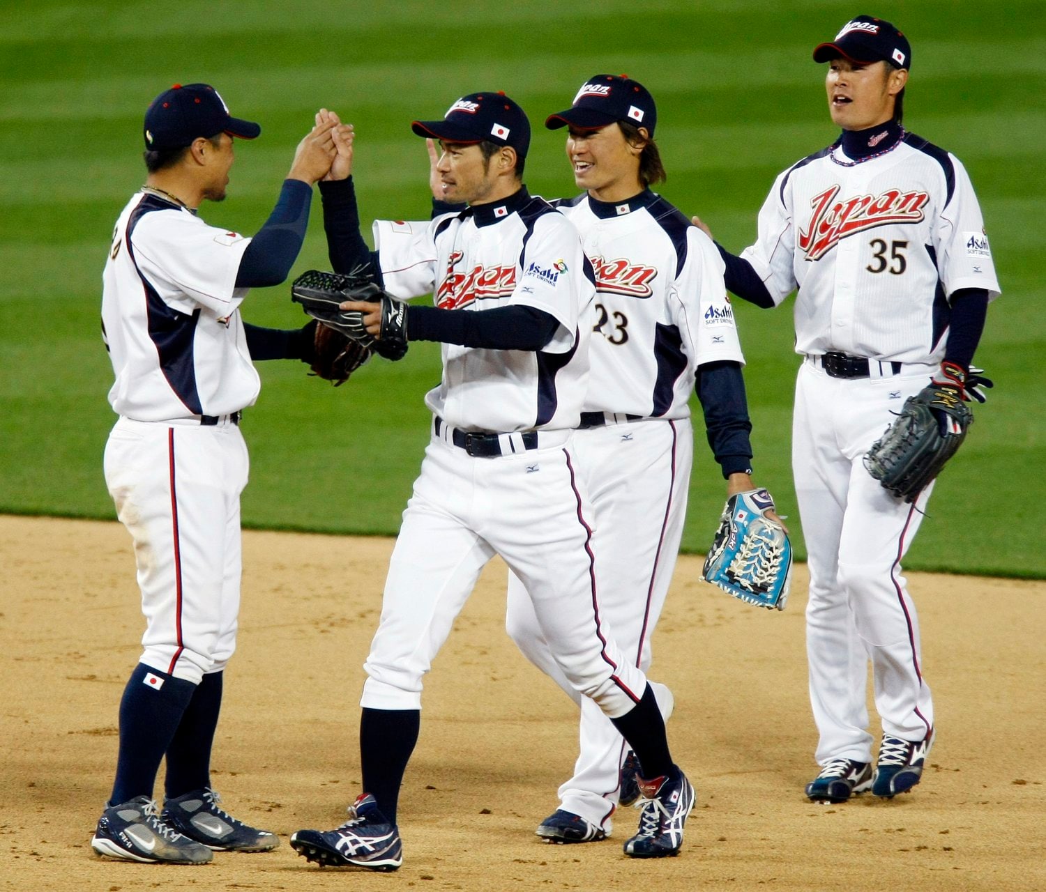 第2回WBCに出場した亀井(右端、写真は準決勝アメリカ戦) ©REUTERS/AFLO