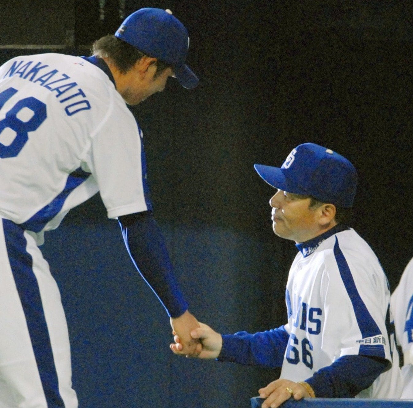 中里の好投を称える落合監督。2006年は背番号18をつけた　©︎KYODO