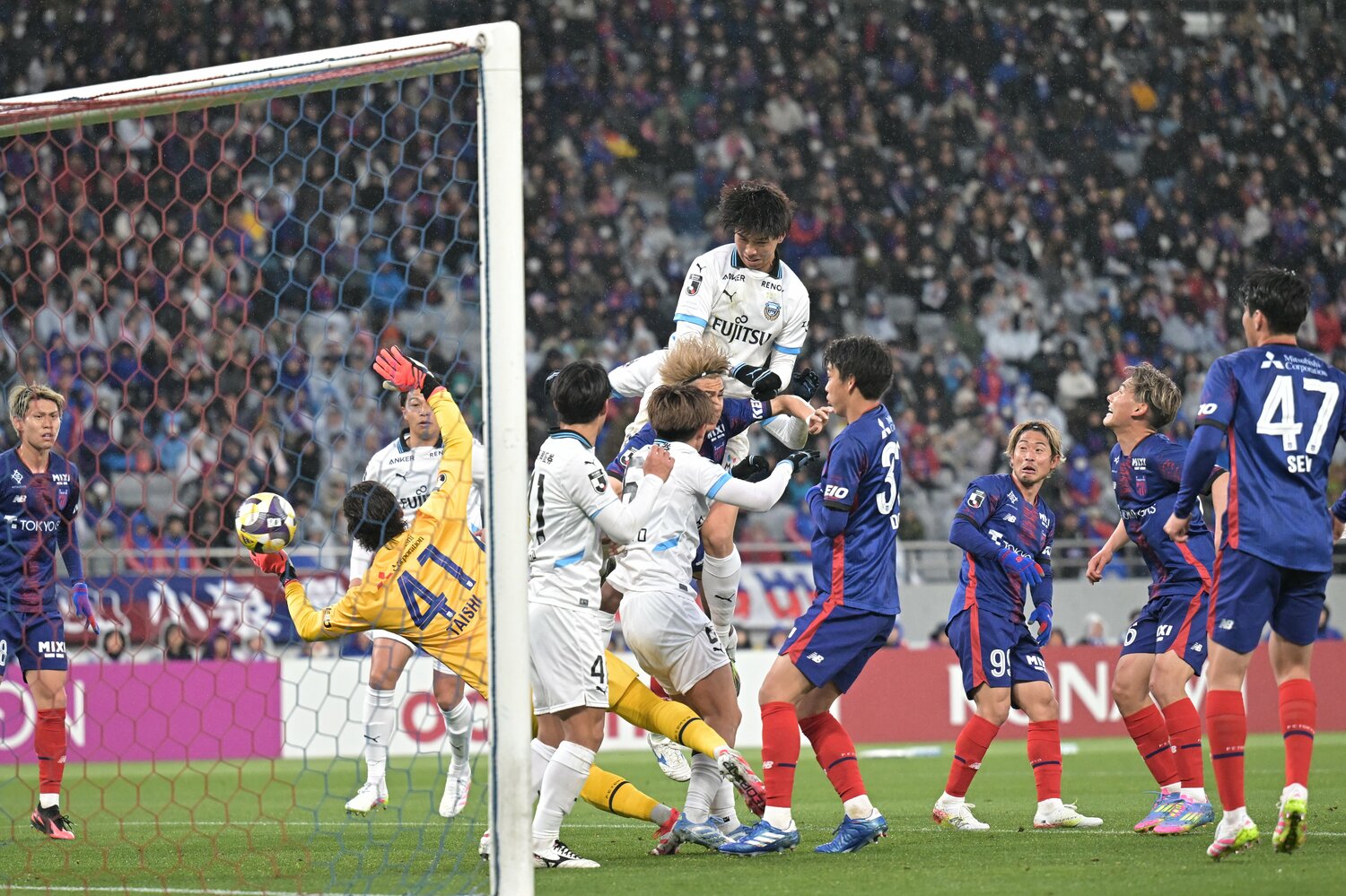 打点の高いヘディングで相手ゴールを脅かす高井幸大(川崎フロンターレ)©︎J.LEAGUE