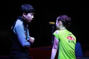 打倒中国にも役立った!? 伊藤美誠を支える松崎コーチが“素人の練習”や“卓球のユ－チューバ―”の動画を見ているワケ