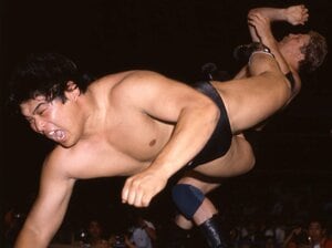 「一方的な大流血…地獄絵図」ウルフアロン新日本デビュー“45年前の悲劇”…大物ルーキー・谷津嘉章の初陣は、なぜ「史上最悪のデビュー戦」になったのか？