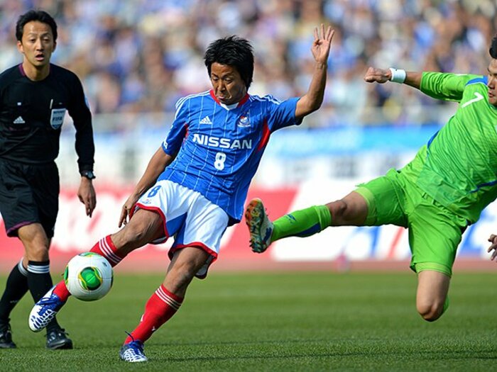 中村俊輔好調の陰に中町公祐あり。マリノス快進撃を支える“サッカー脳”。<Number Web> photograph by AFLO