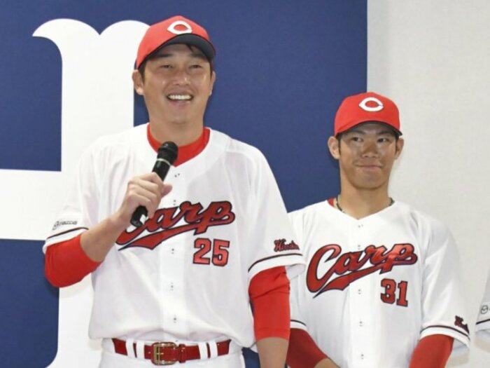 打撃成績キャリアハイからのコンバート…カープ・坂倉将吾と新井新監督が痛みを受け入れ、捕手専念の決断をした理由＜Number Web＞ photograph by KYODO