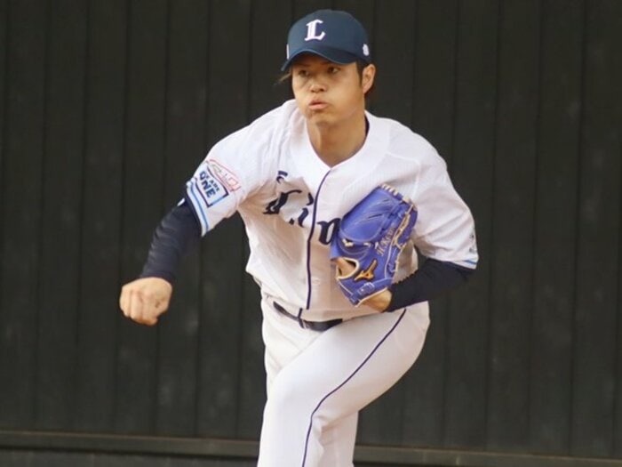 人的補償で移籍・甲斐野央が明るい表情で投げ込み！“テレビに映らない”西武キャンプ風景…ブルペンでのデータ改革をアナリストに直撃＜Number Web＞ photograph by Kou Hiroo