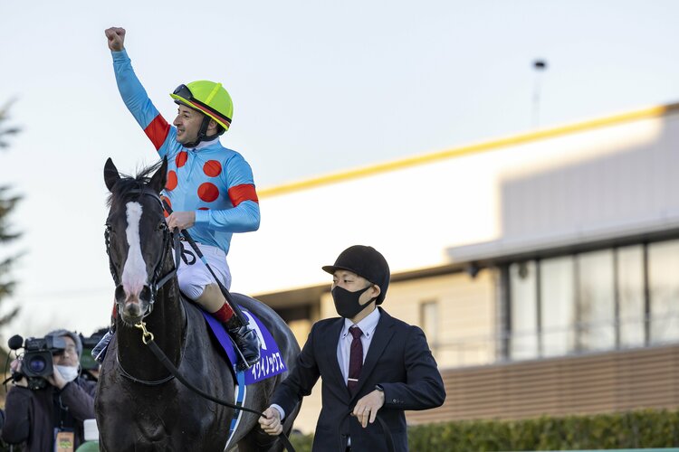 イクイノックス 2022 有馬記念 鬣 たてがみ 馬券 単勝 現地購入