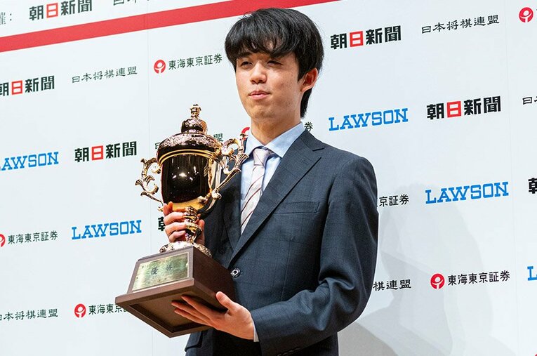 2月11日に行われた朝日杯で、3度目の優勝を果たした藤井聡太二冠 ／ photograph by Takuya Sugiyama