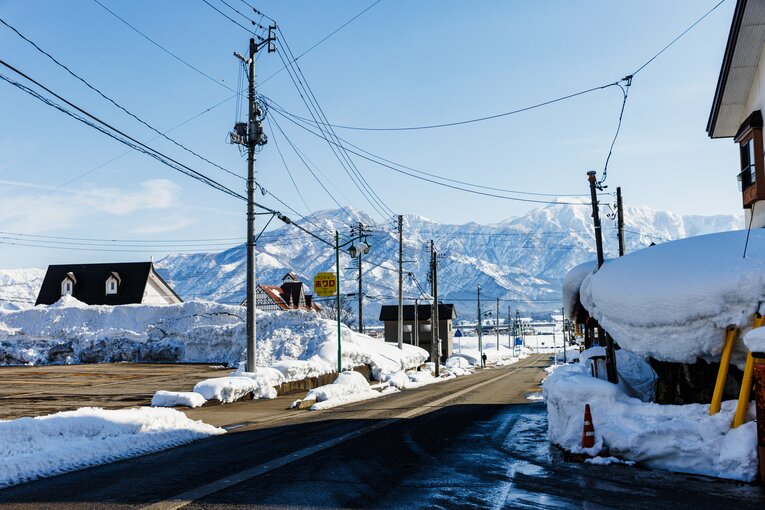 電車内でのマナー「飲酒やおしゃべりに気を付けましょう」スキー列車に若者殺到のブームも…日本人はいつからスキーに行かなくなった？(17)