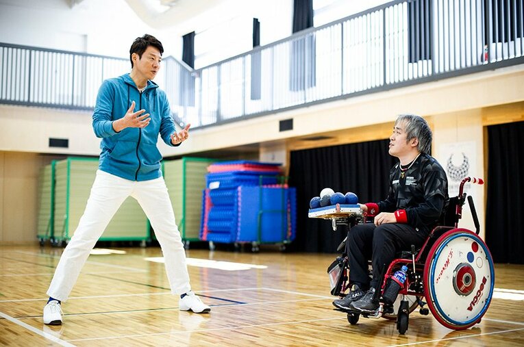 世田谷区にできたばかりの希望丘地域体育館。ボッチャのラインが常時引かれている、日本でも有数のボッチャコートで対談は行われた。 ／ photograph by Yuki Suenaga