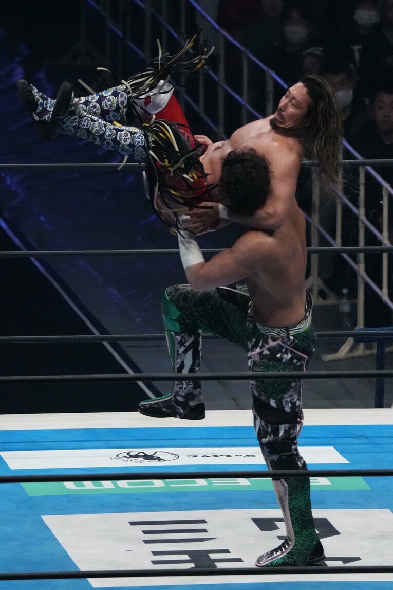 ジェイク・リーのアトミックドロップ　©Essei Hara