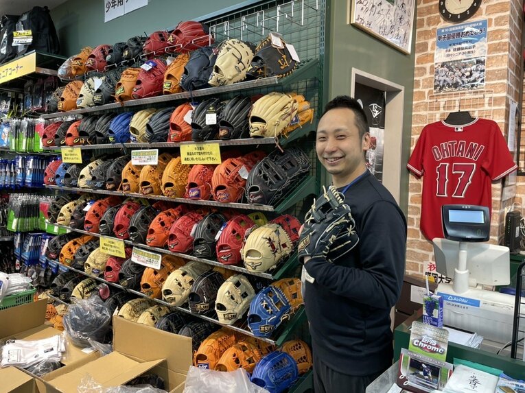 野球専門店・ベースマン立川店のカリスマ店長、星徹弥さん。「2.0超えの野球用具視力を持つ男」の異名を持つ