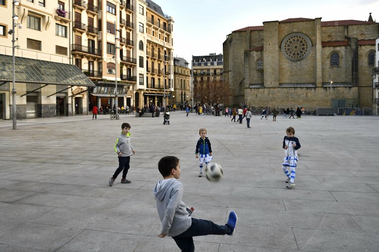 サン・セバスチャンの街の広場でサッカーボールを蹴る少年たち ©︎Takashi Shimizu