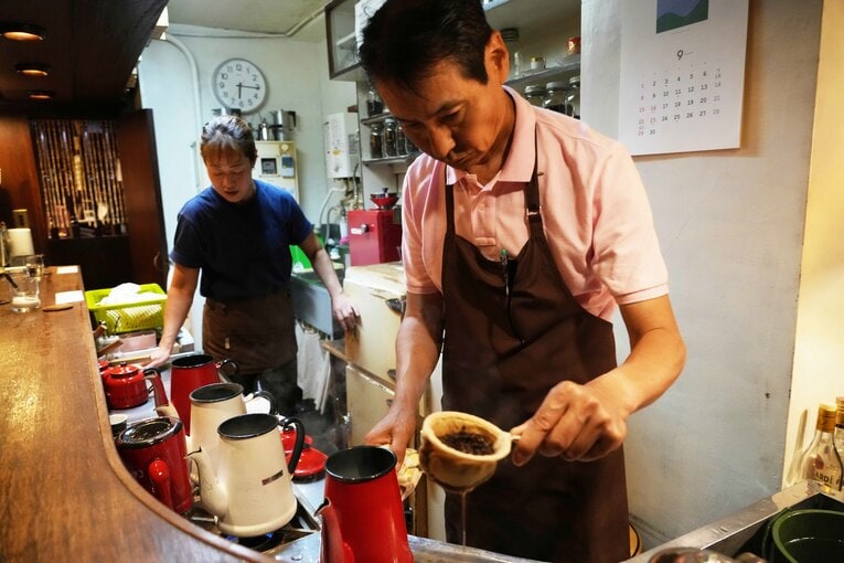 カウンター内の林不二彦さんと妻の智美さん　©Essei Hara