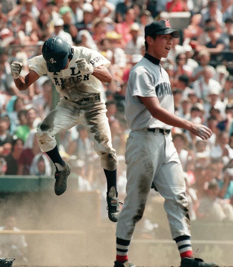 11回裏、PL学園・大西のタイムリーで二塁から平石が生還し6-6の同点に　©︎JIJI PRESS