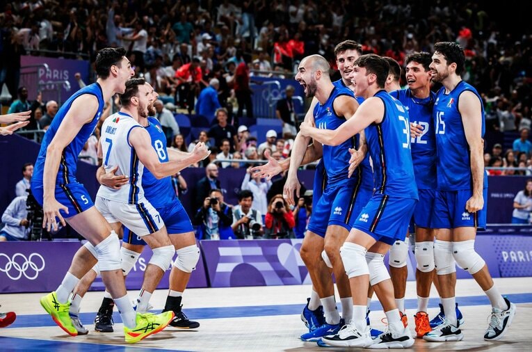 喜びを爆発させるイタリア代表。初の金メダル獲得となるか　©︎Volleyball World