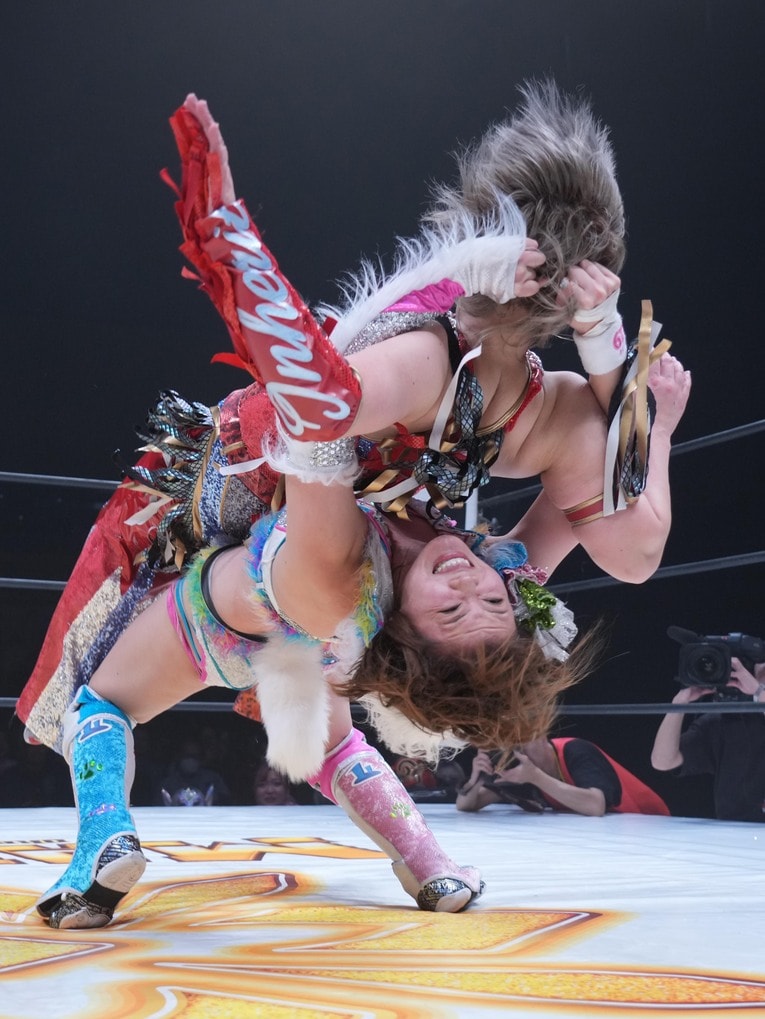 彩羽匠にドラゴンスープレックスを浴びせる岩谷麻優　©Essei Hara