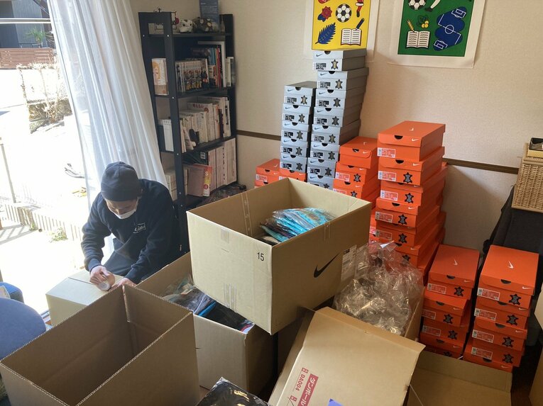 スポーツ用具寄贈の荷造りをする「love.fútbol Japan」のスタッフ＝同法人提供