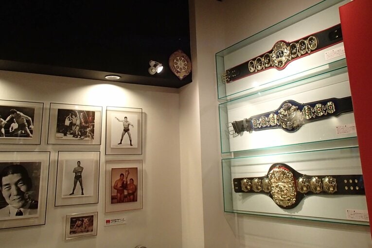 「ジャイアント馬場バル」店内に飾られたベルト　©Essei Hara