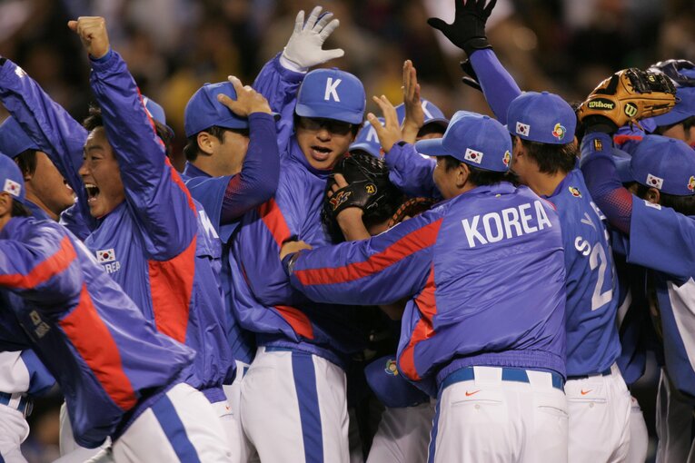 大歓喜の韓国選手たち　©Naoya Sanuki