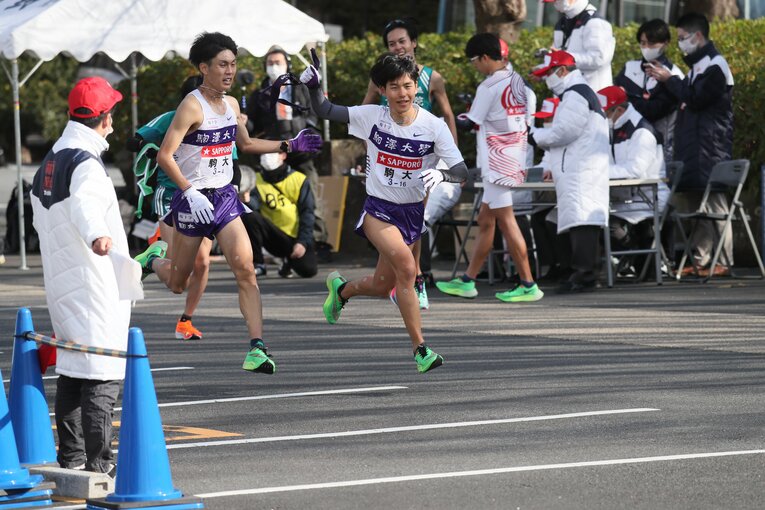 小田原中継所　1秒差で青学より先に4区の鈴木が5区・山川に襷をつなぐ　©JMPA
