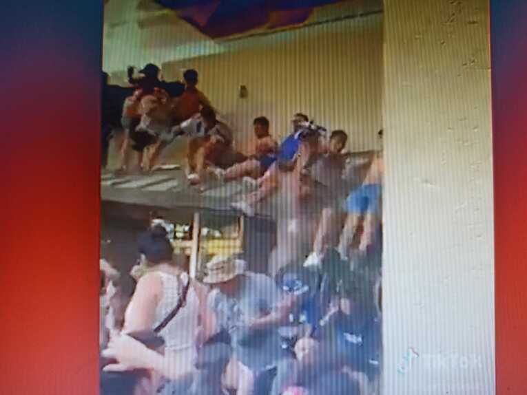 建物の中二階のような場所に登って騒いでいて倒壊、落下　※ブラジル『グローボ』より