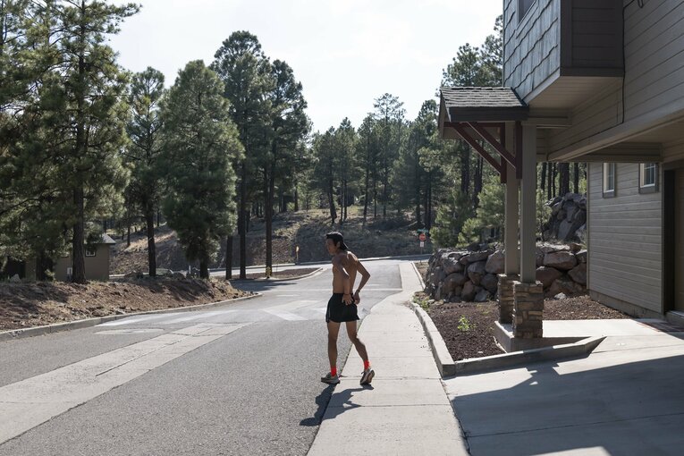 フラッグスタッフにて1人でジョグに向かう大迫 ©Shota Matsumoto
