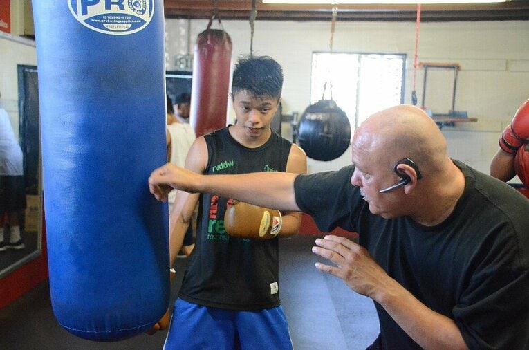 中谷潤人にパンチのフォームを細かく指示するルディ　©Yuriko Miyata