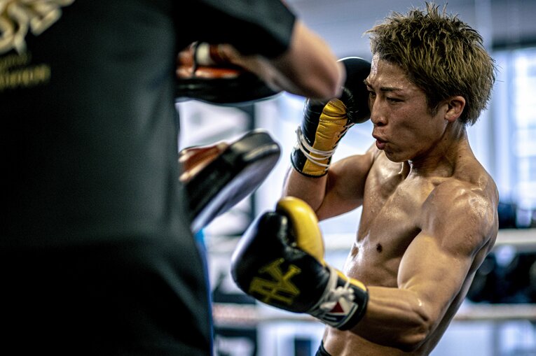 4月20日の公開練習でミットを打つ井上尚弥　©Takuya Sugiyama