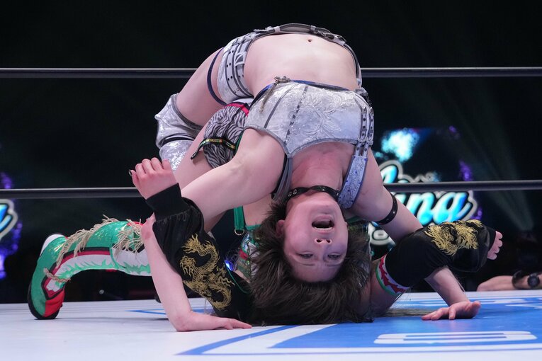 安納サオリvs.壮麗亜美　©Essei Hara