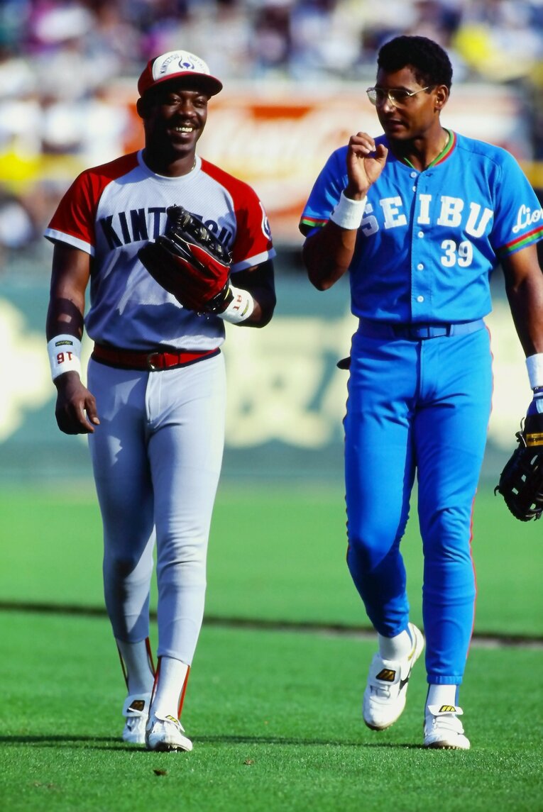 オールスターで西武のデストラーデと談笑するブライアント　©Takao Yamada