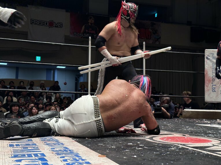 スワイプすると「エル・デスペラードvs葛西純」など激闘写真をご覧になれます　©Norihiro Hashimoto