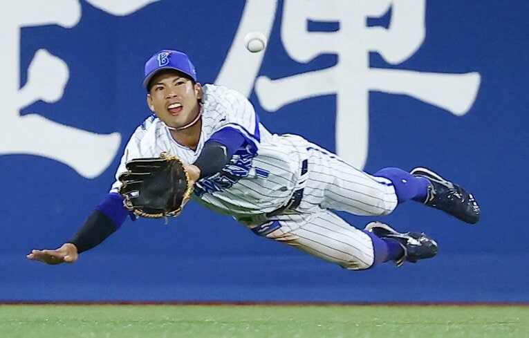 センターの守備では、持ち前の快足を生かし、守備範囲の広い安定感のあるプレーを続けている