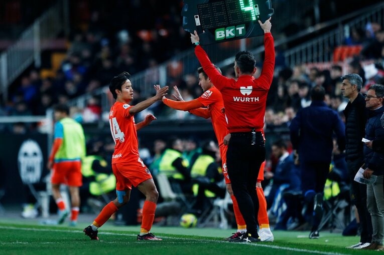 〈久保建英ソシエダ月間MVP〉敵地で憎まれるのは名が知れた証拠だが…「クボへの徹底マーク」と“1枚も撮れなかったシーン”とは(38)