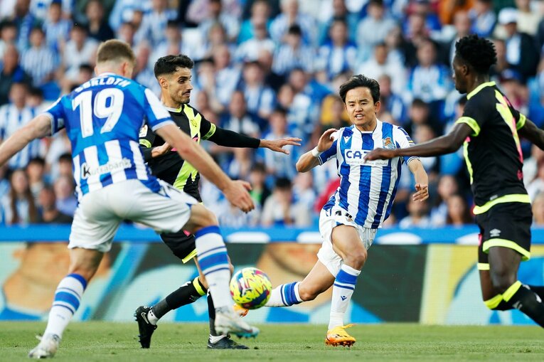 「クボはノルマル（普通）よ」辛口おばあちゃんにバルで遭遇も…カメラマンが撮った久保建英21歳の“軽快ドリブル＋母・祖母のような愛”(27)