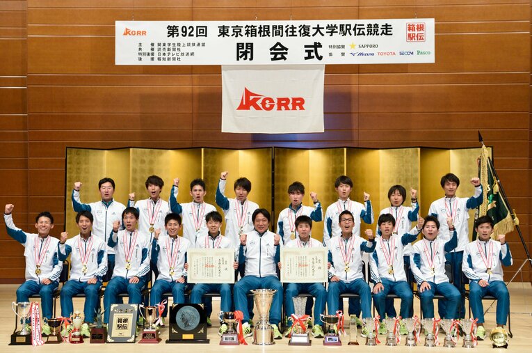 92回箱根駅伝表彰式での青学大　©Hirofumi Kamaya